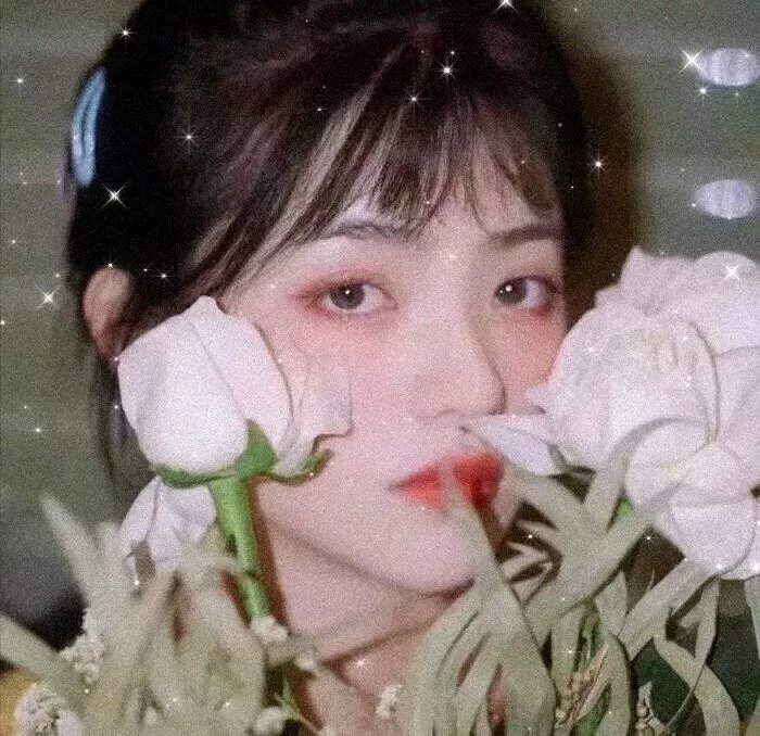 圆肚子女孩